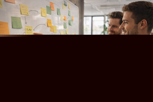 Marketing-Strategieplanung mit Post-Its und Whiteboards